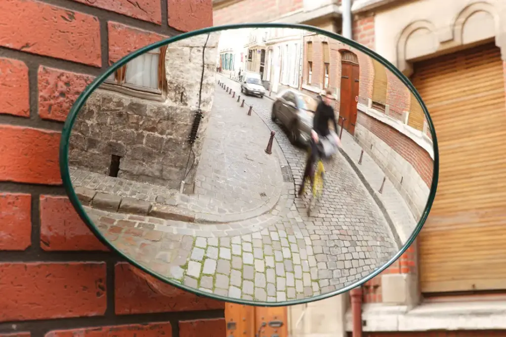 Convex traffic mirror oval