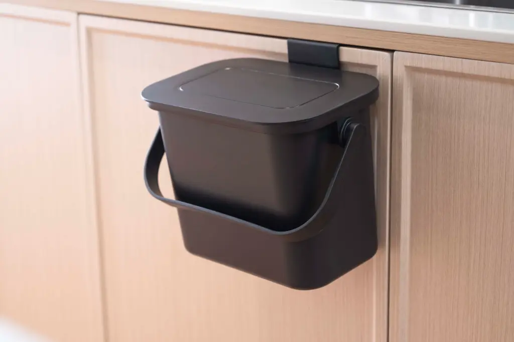 Kitchen compost bin